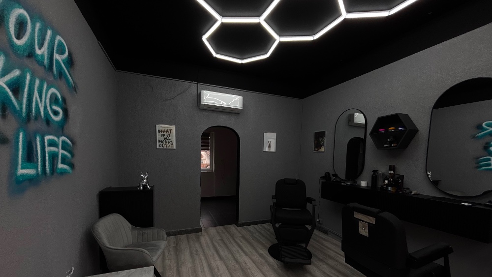 Interijer BASE Barbershopa — hexagonalne lampe i barber stolica