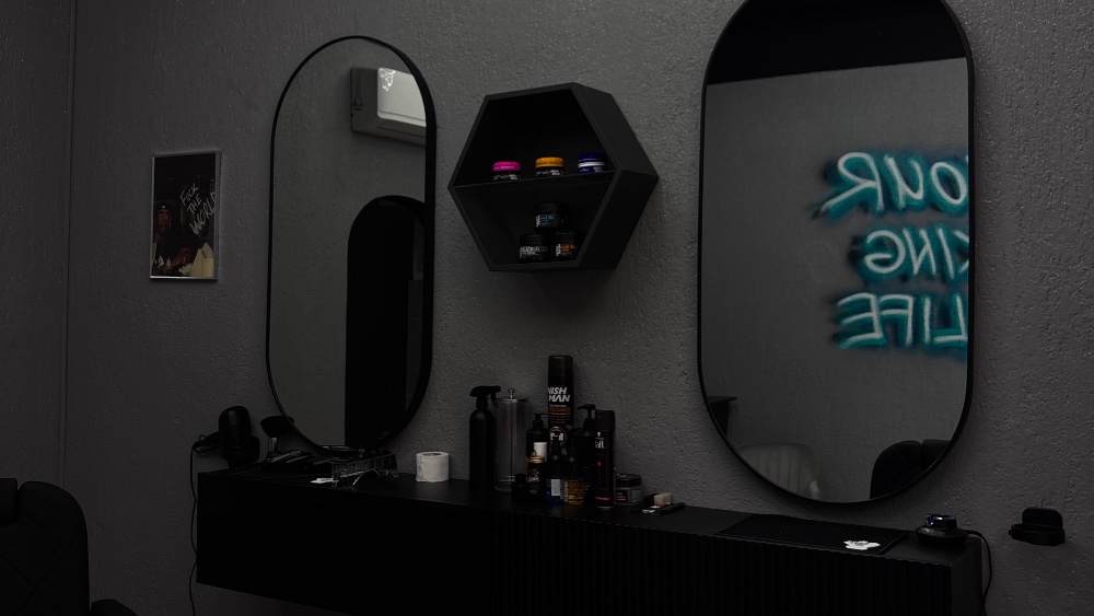 Ogledala i radna površina u BASE salonu